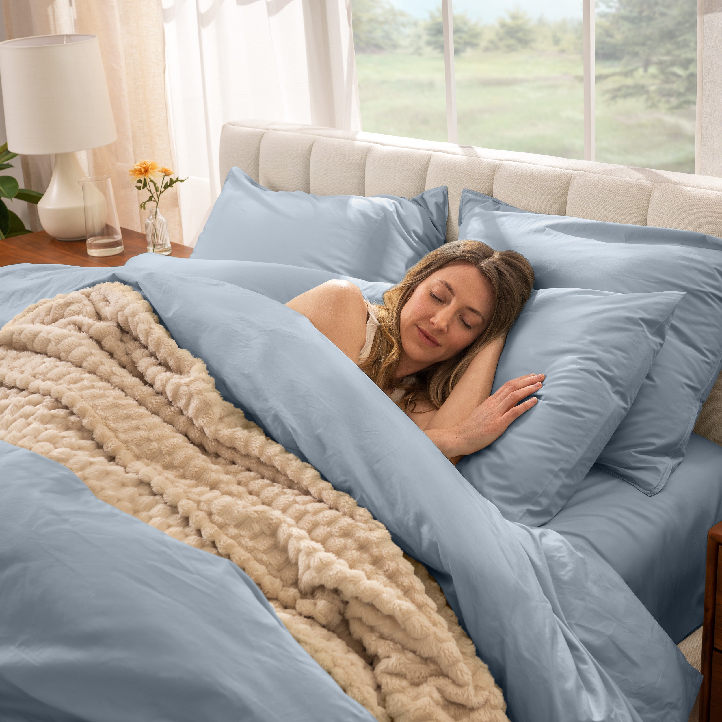 A women sleep on the bed with organic cotton percale duvet cover and pillowcases.