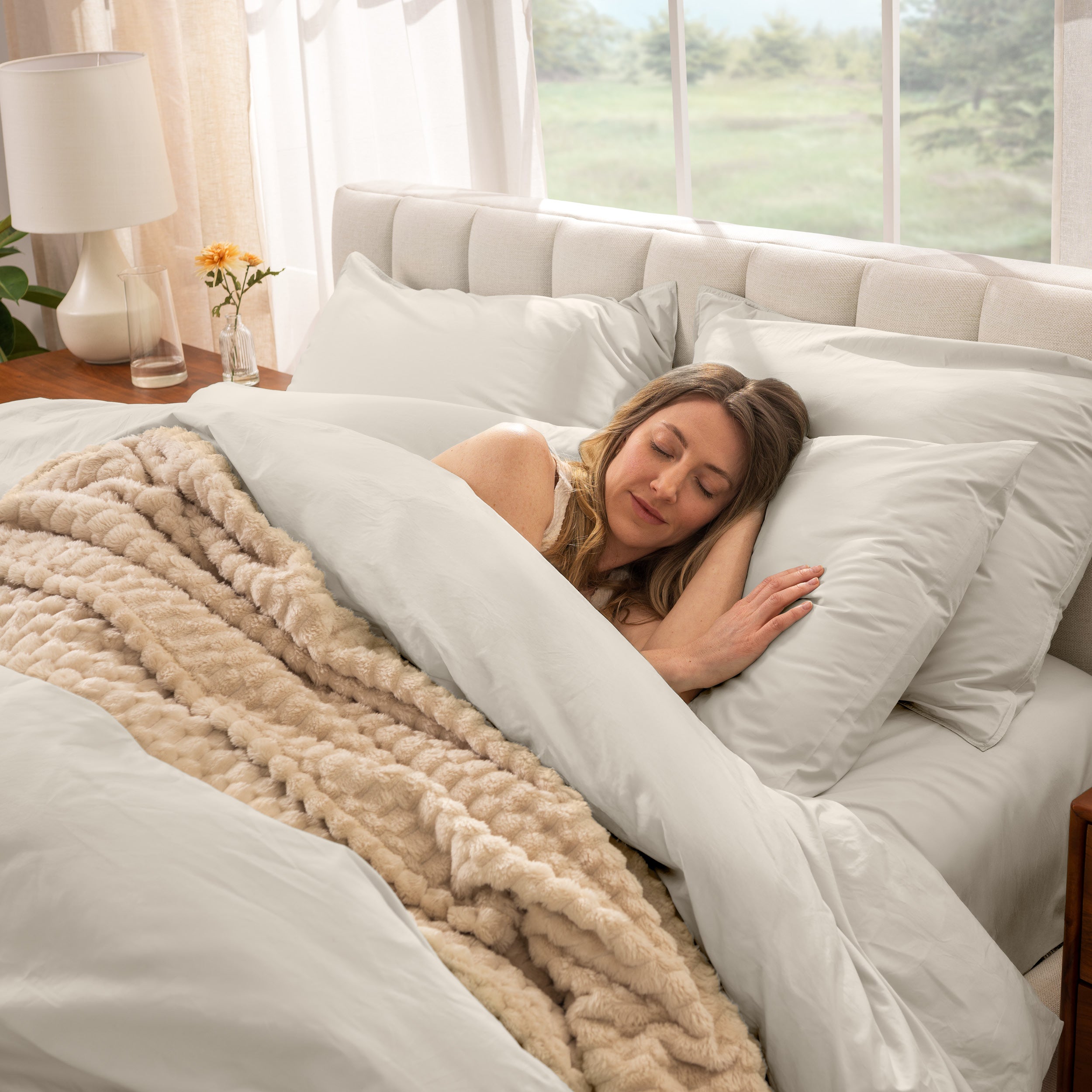 A women sleep on the bed with organic cotton percale duvet cover and pillowcases.