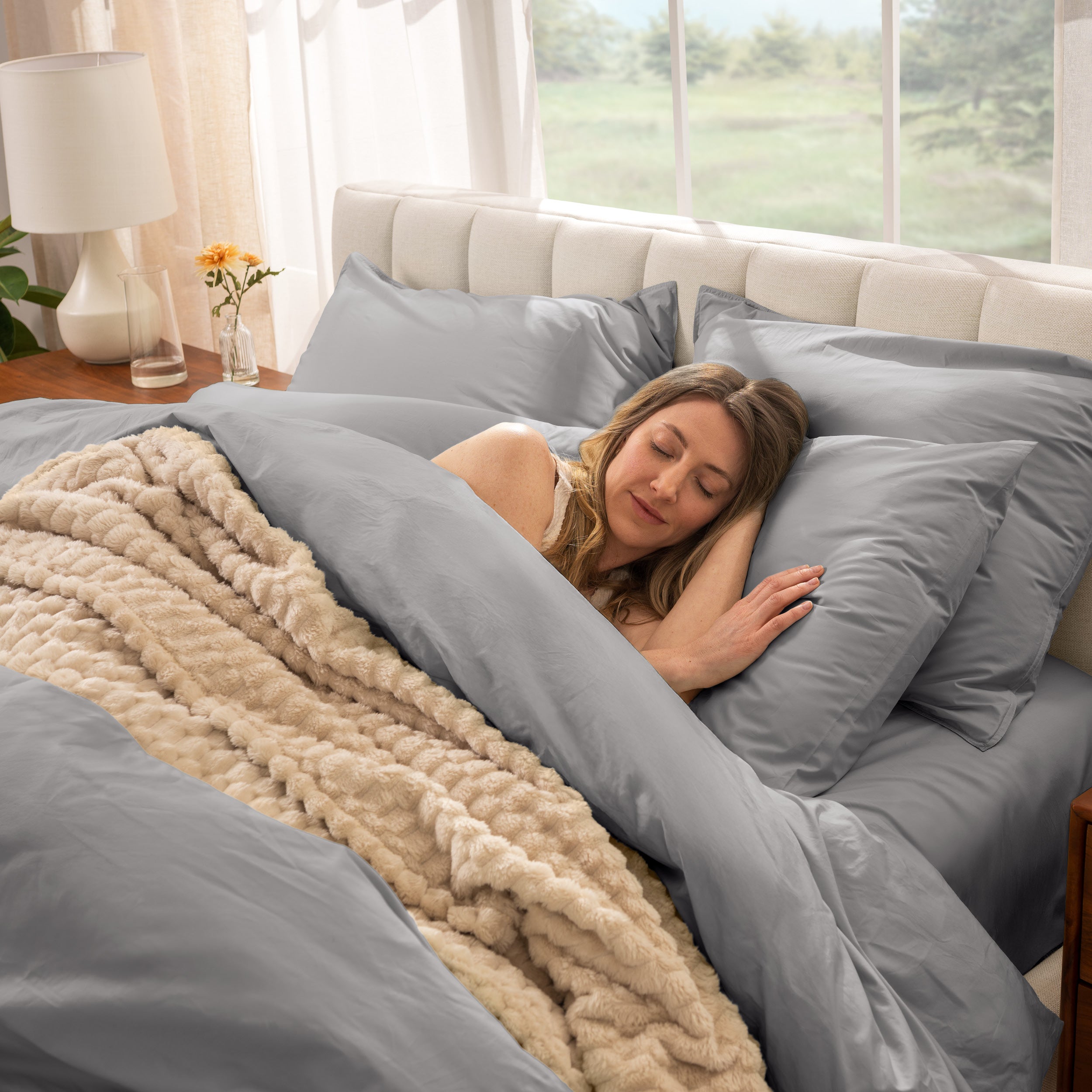 A women sleep on the bed with organic cotton percale duvet cover and pillowcases.
