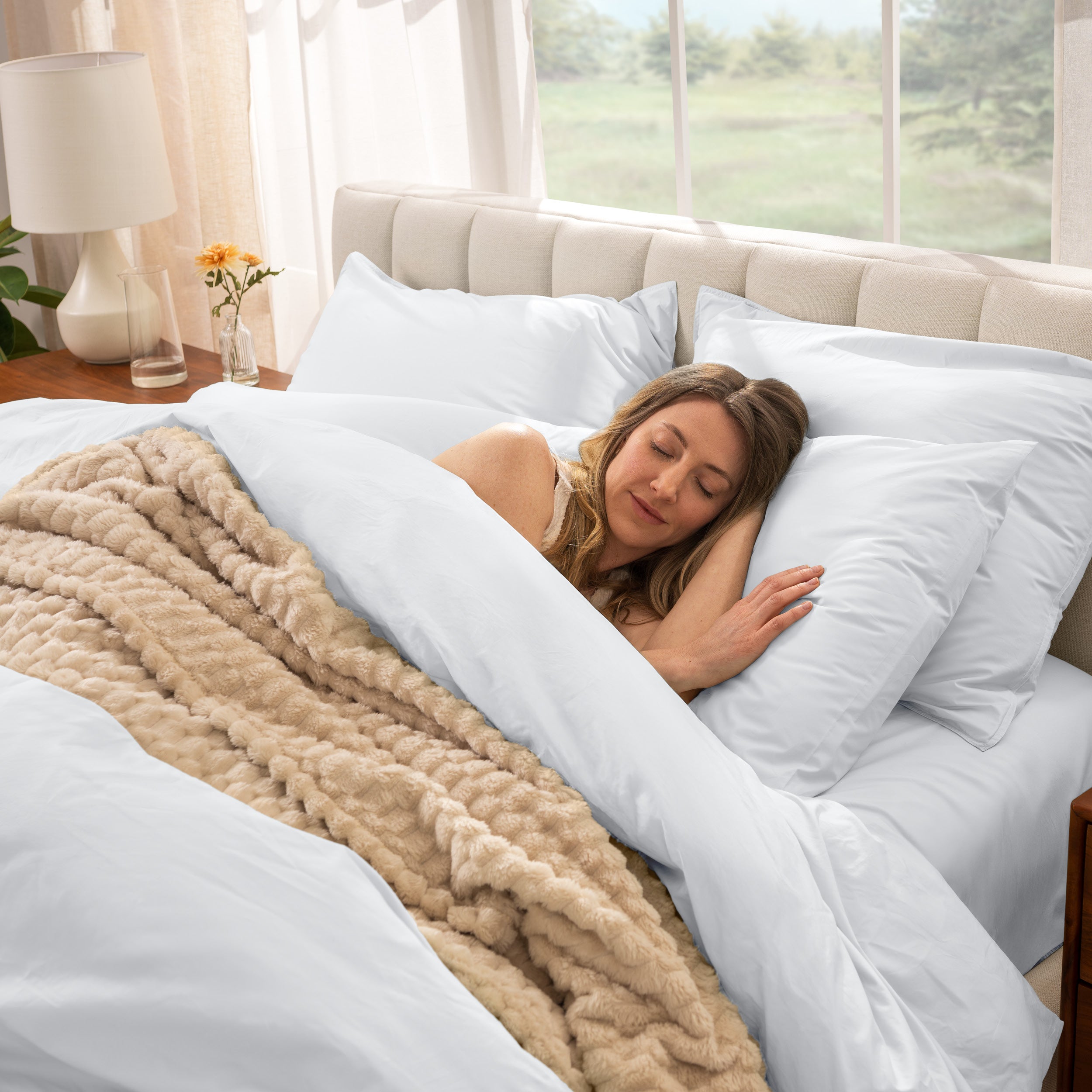 A women sleep on the bed with organic cotton percale duvet cover and pillowcases.