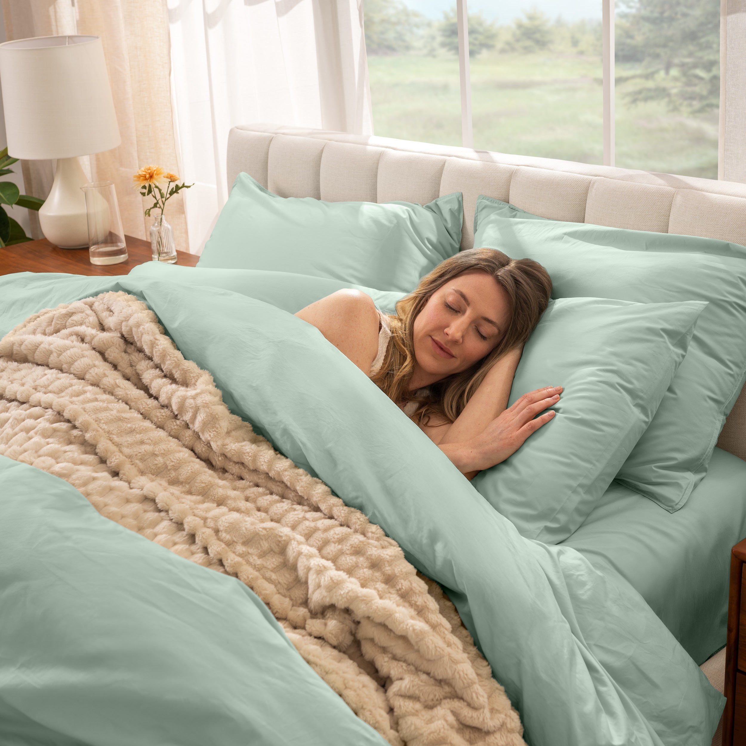 A women sleep on the bed with organic cotton percale duvet cover and pillowcases.