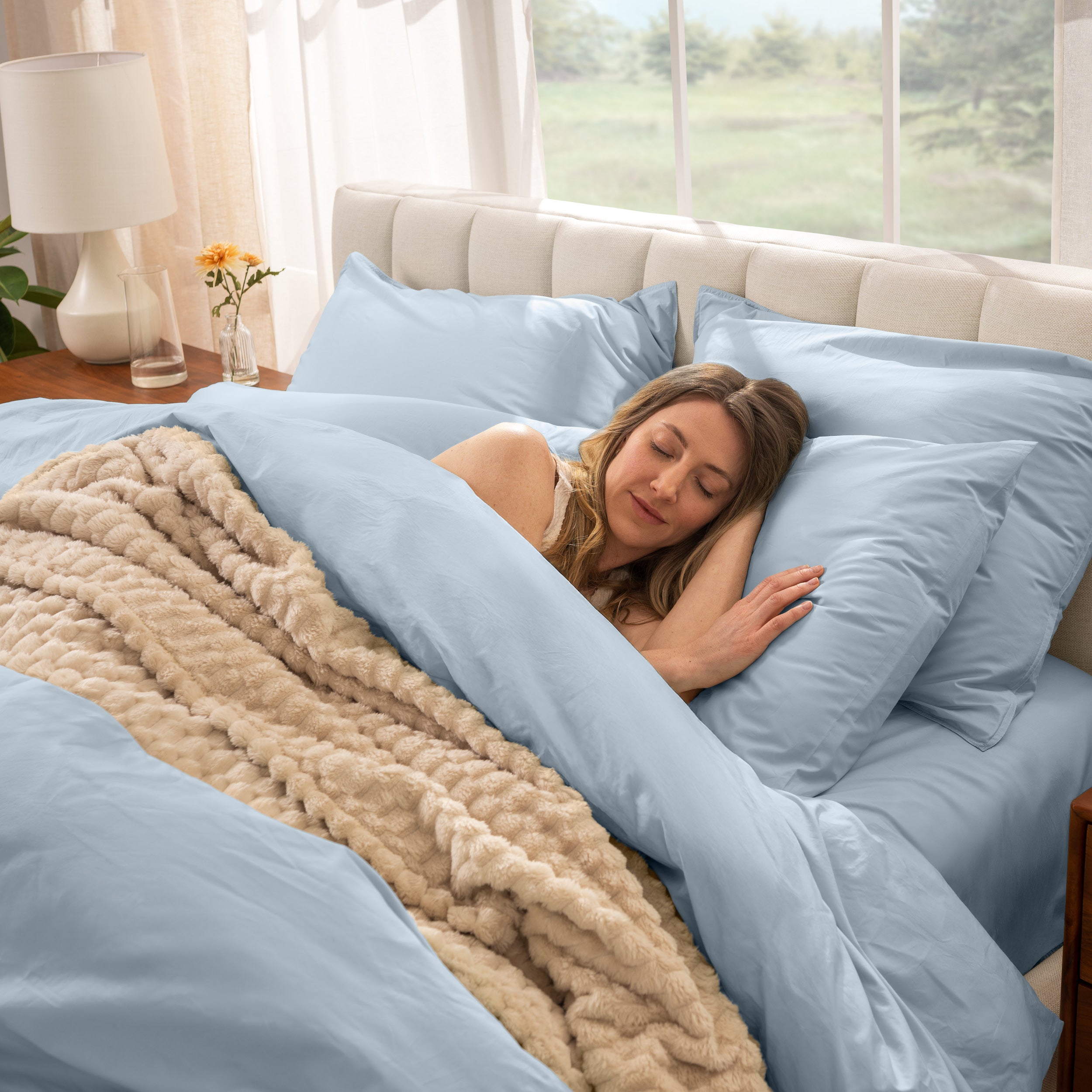 A women sleep on the bed with organic cotton percale duvet cover and pillowcases.