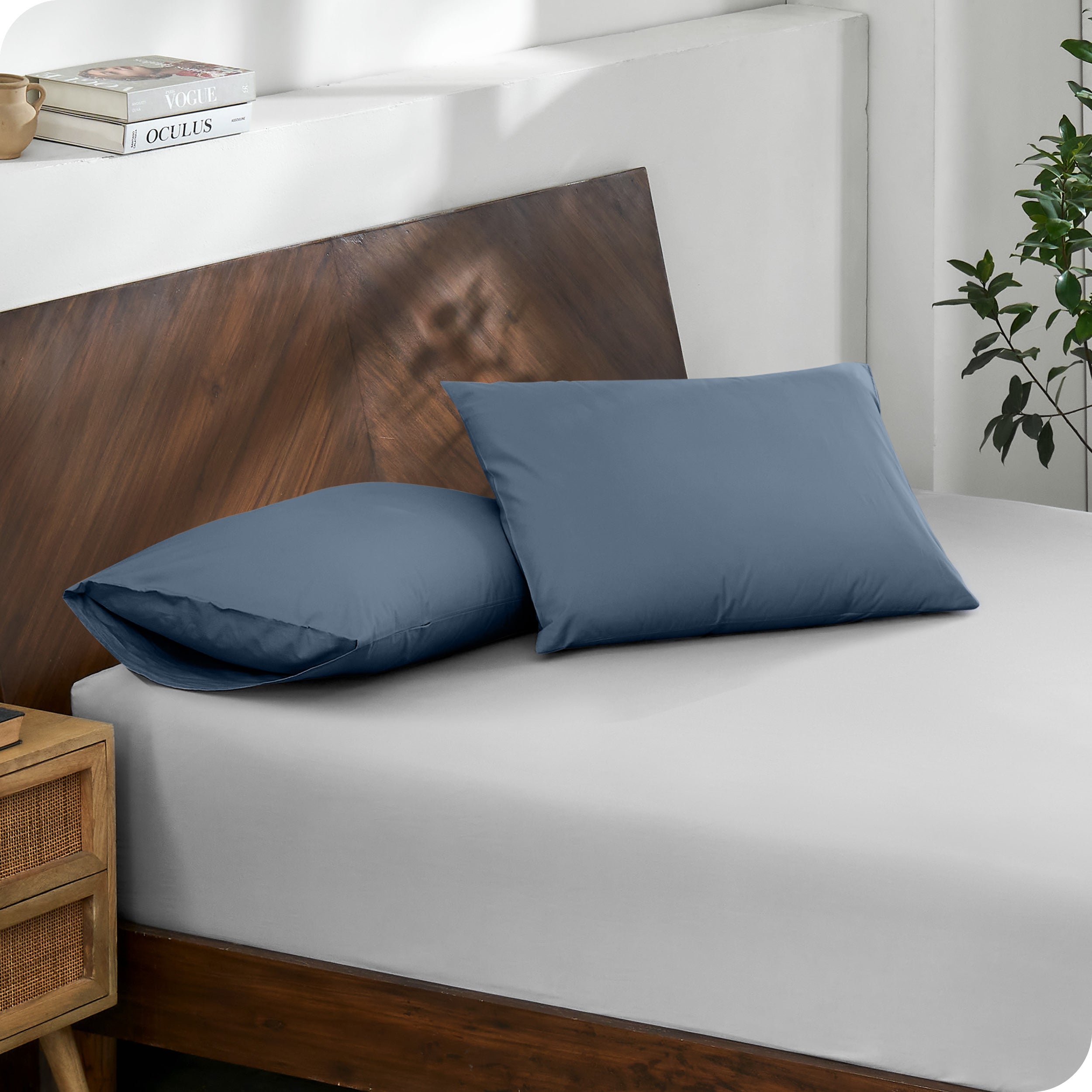 2 pillows with percale pillowcases on a bed