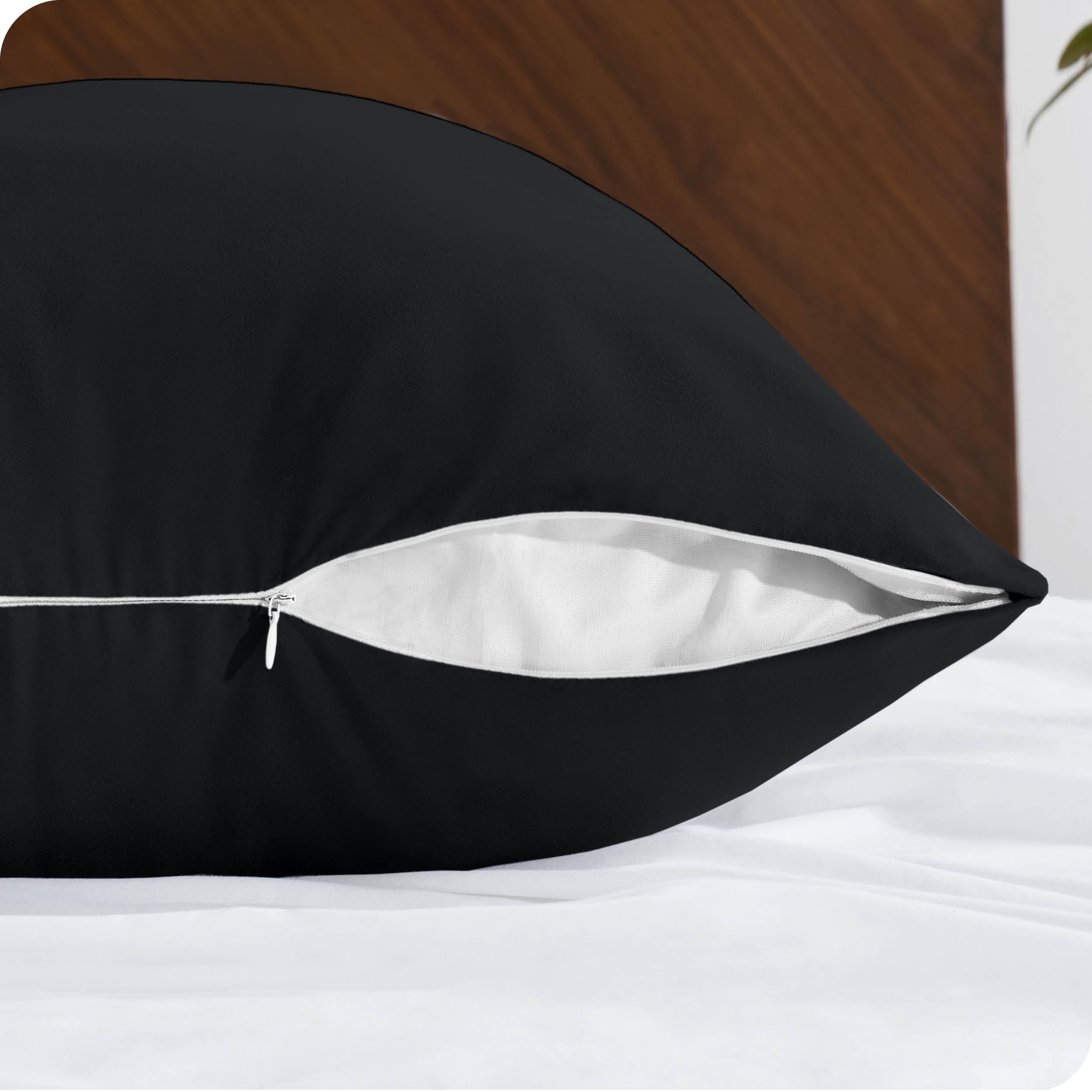 Close up of the zipper on a body pillow case