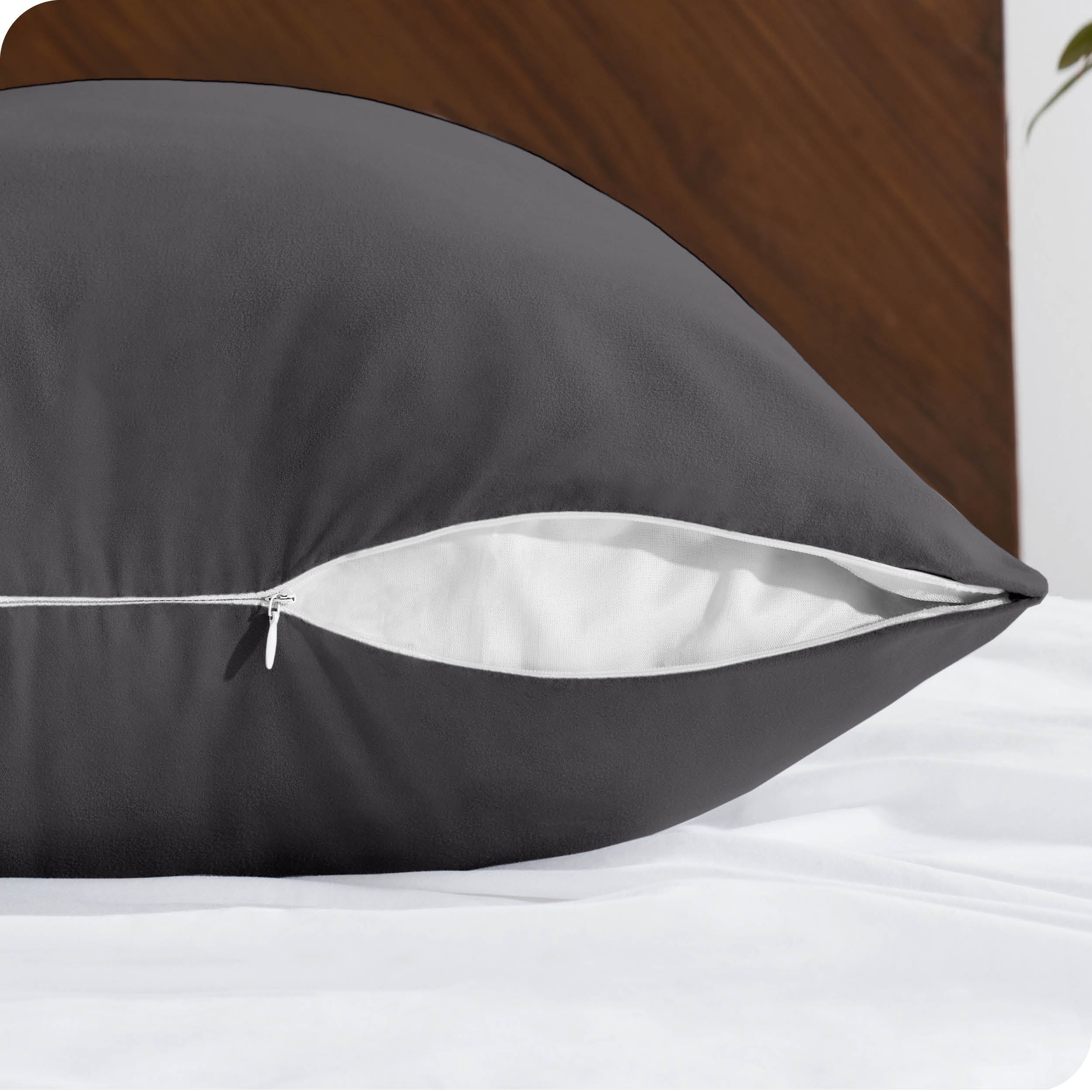 Close up of the zipper on a body pillow case
