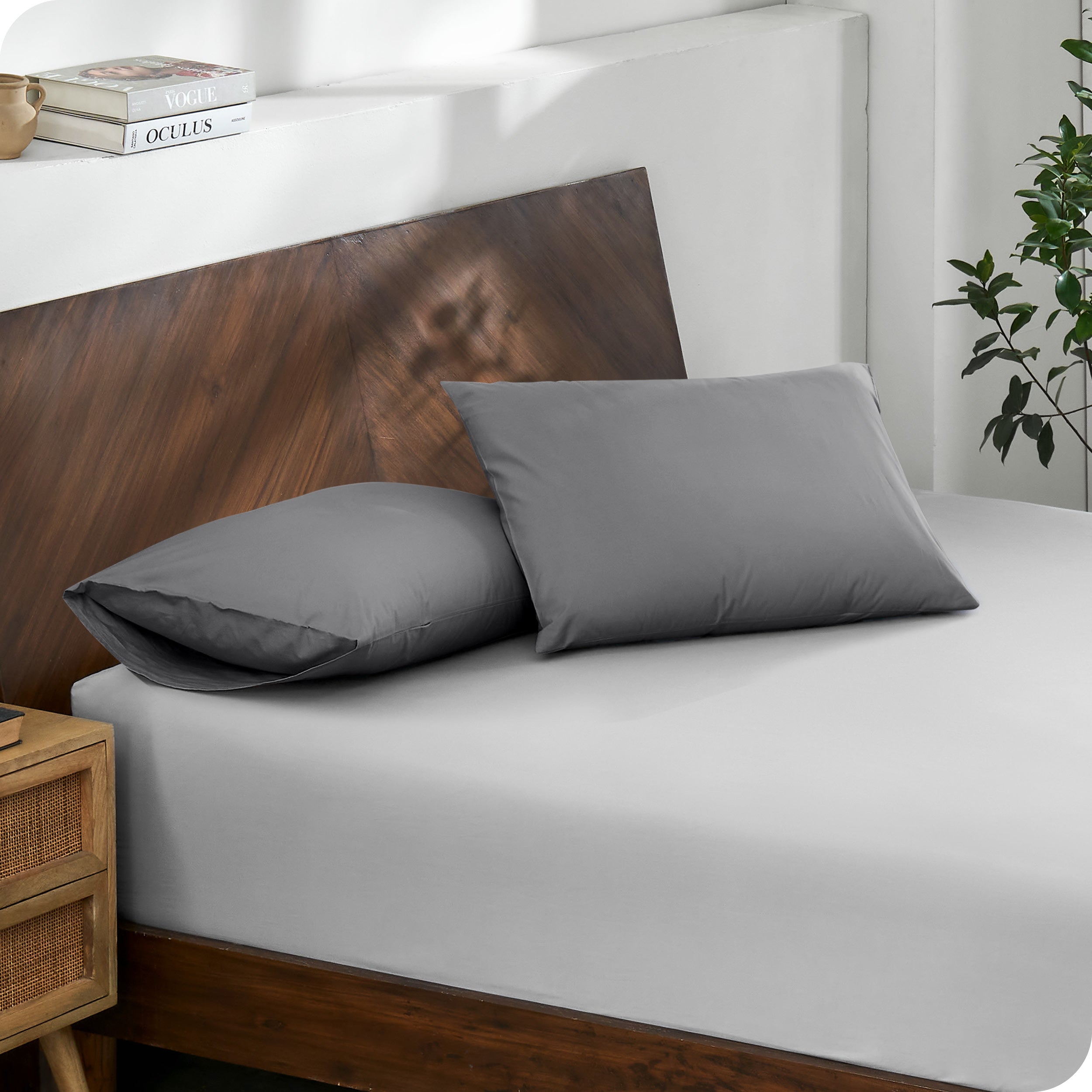 2 pillows with percale pillowcases on a bed
