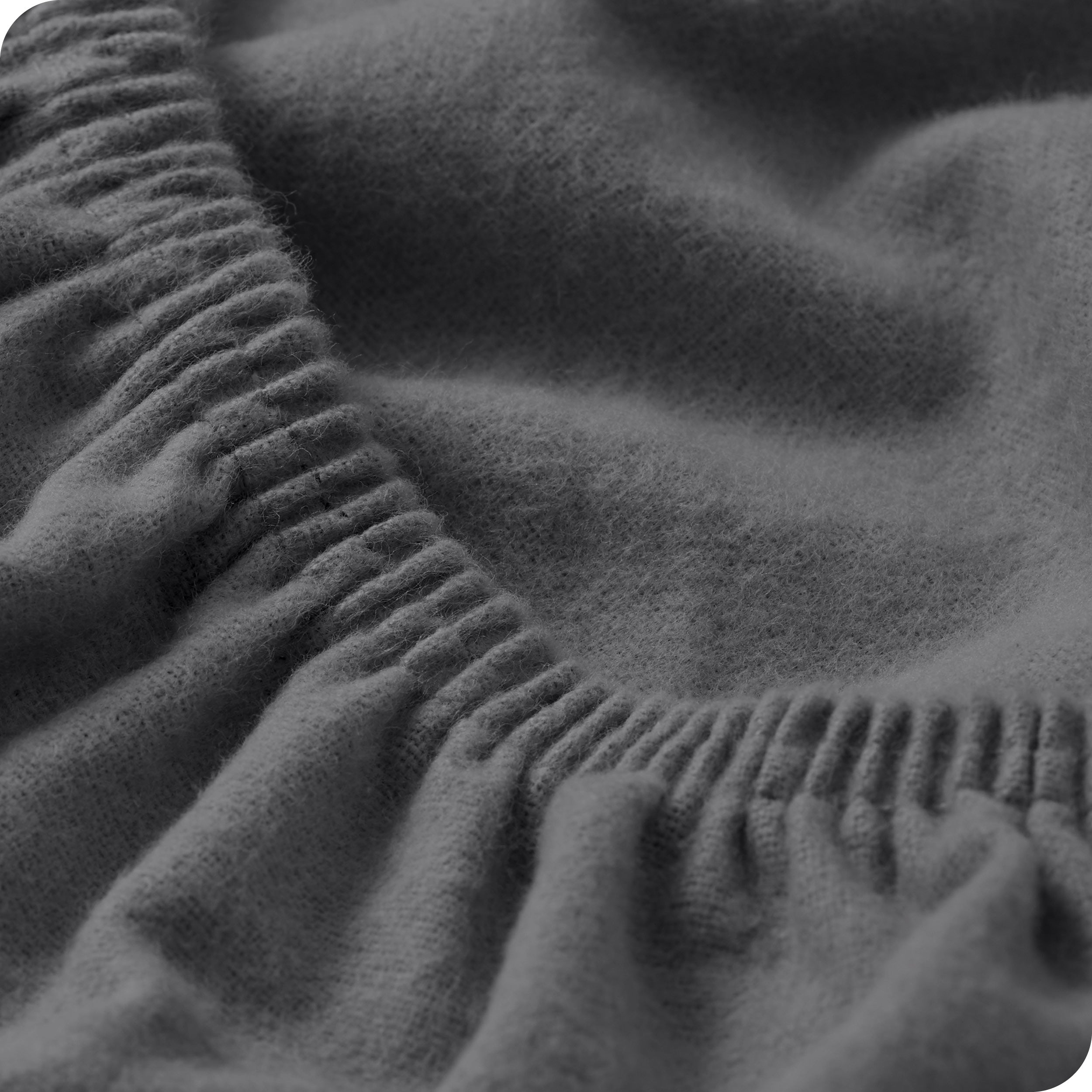 Close up of the elastic part of a fitted sheet