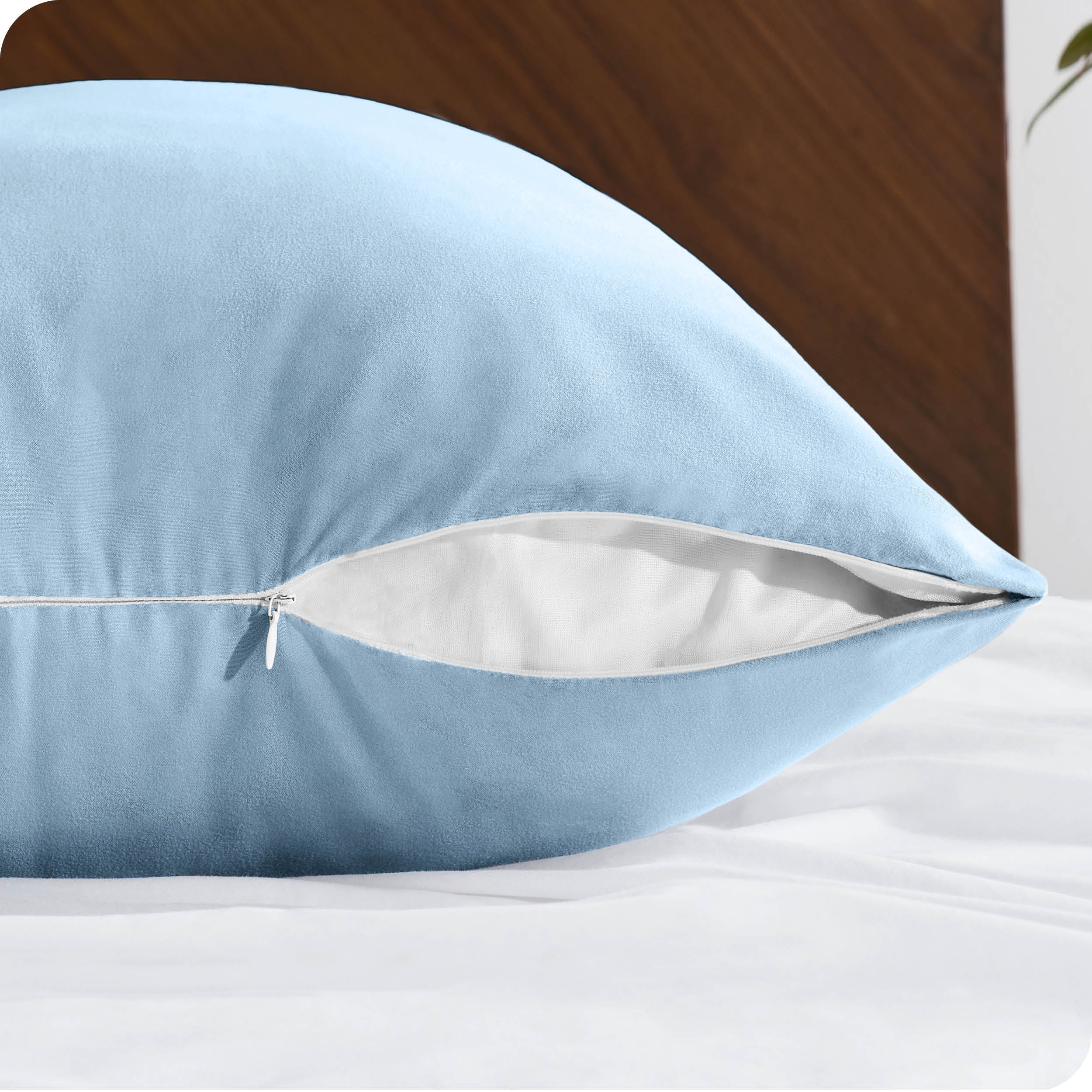 Close up of the zipper on a body pillow case