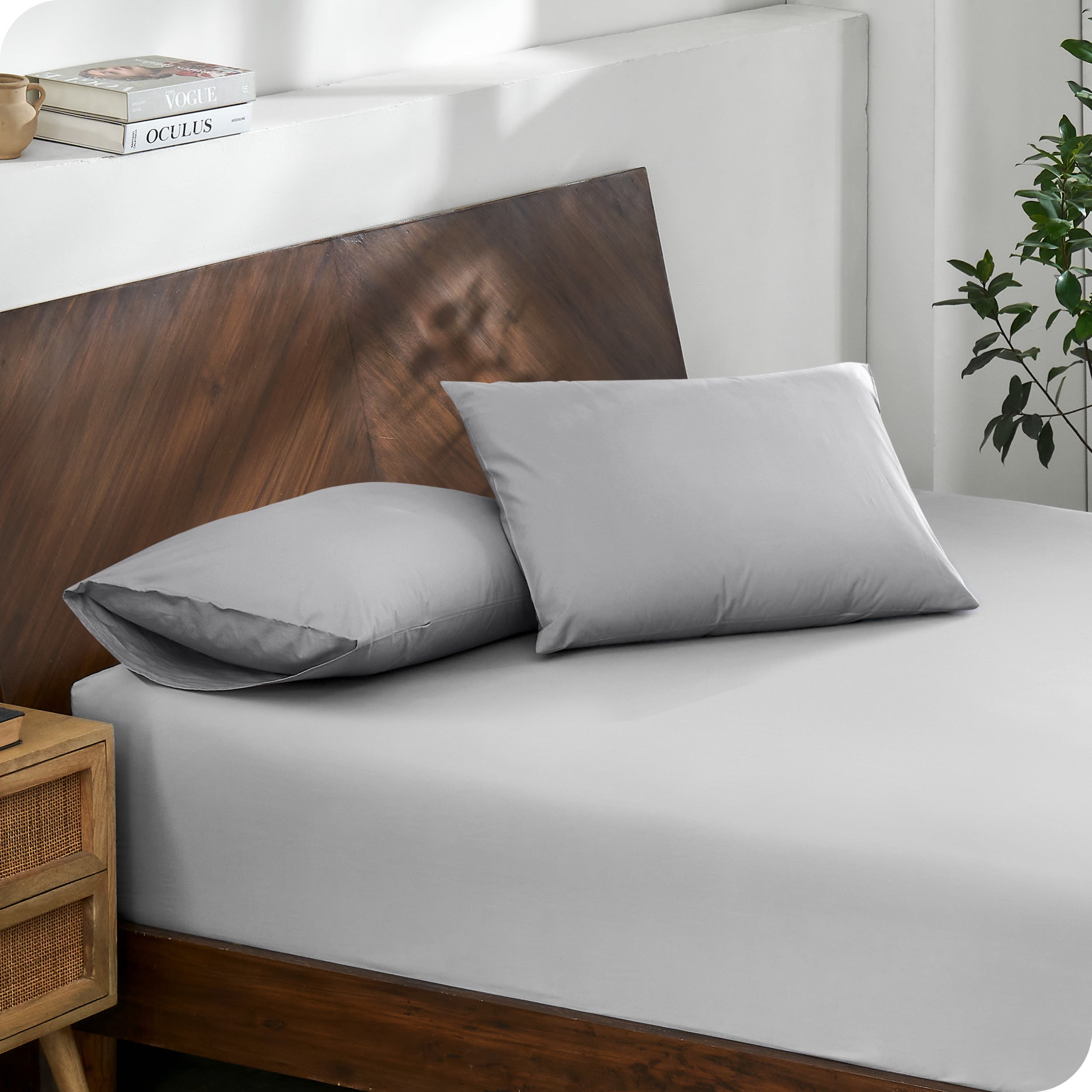 2 pillows with percale pillowcases on a bed