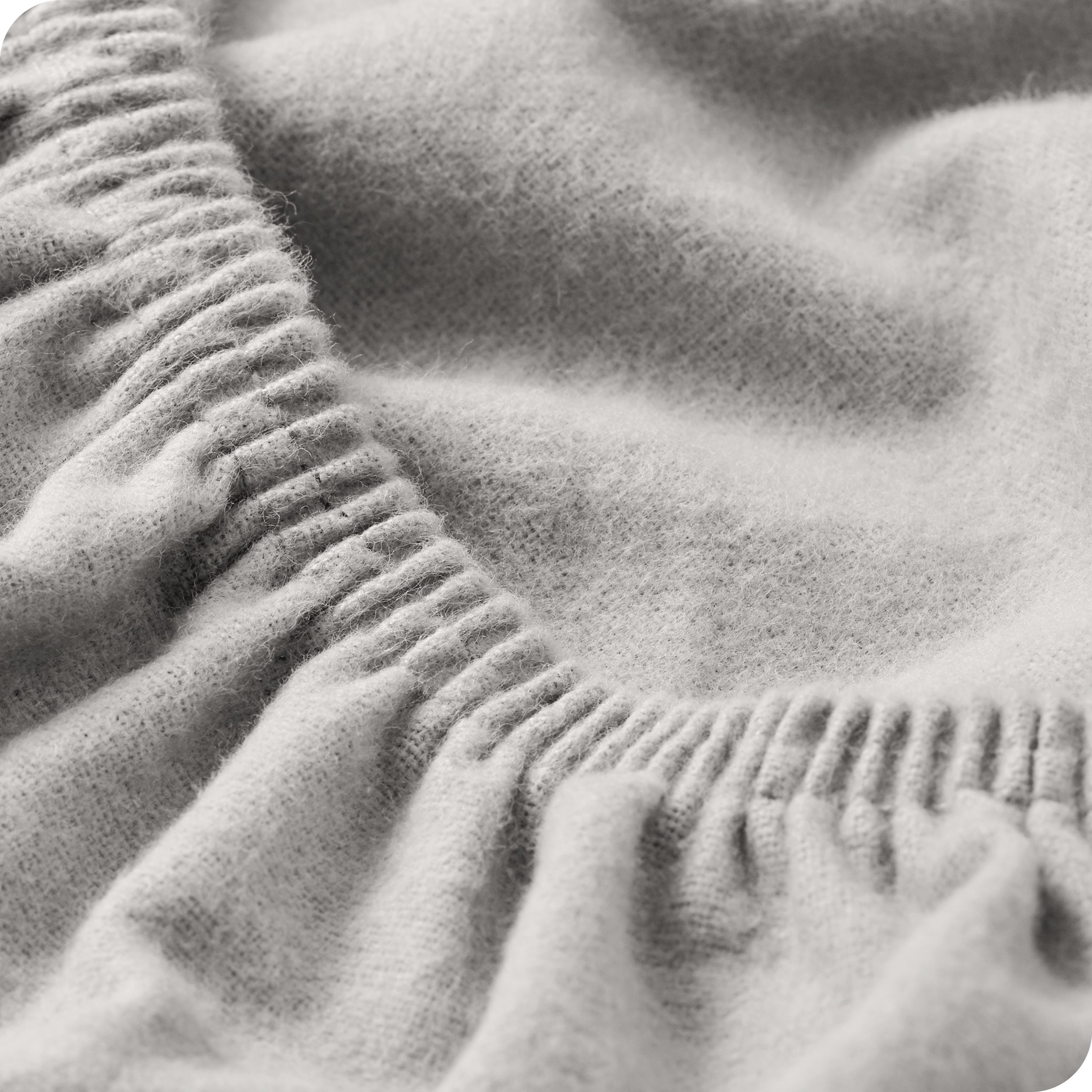 Close up of the elastic part of a fitted sheet