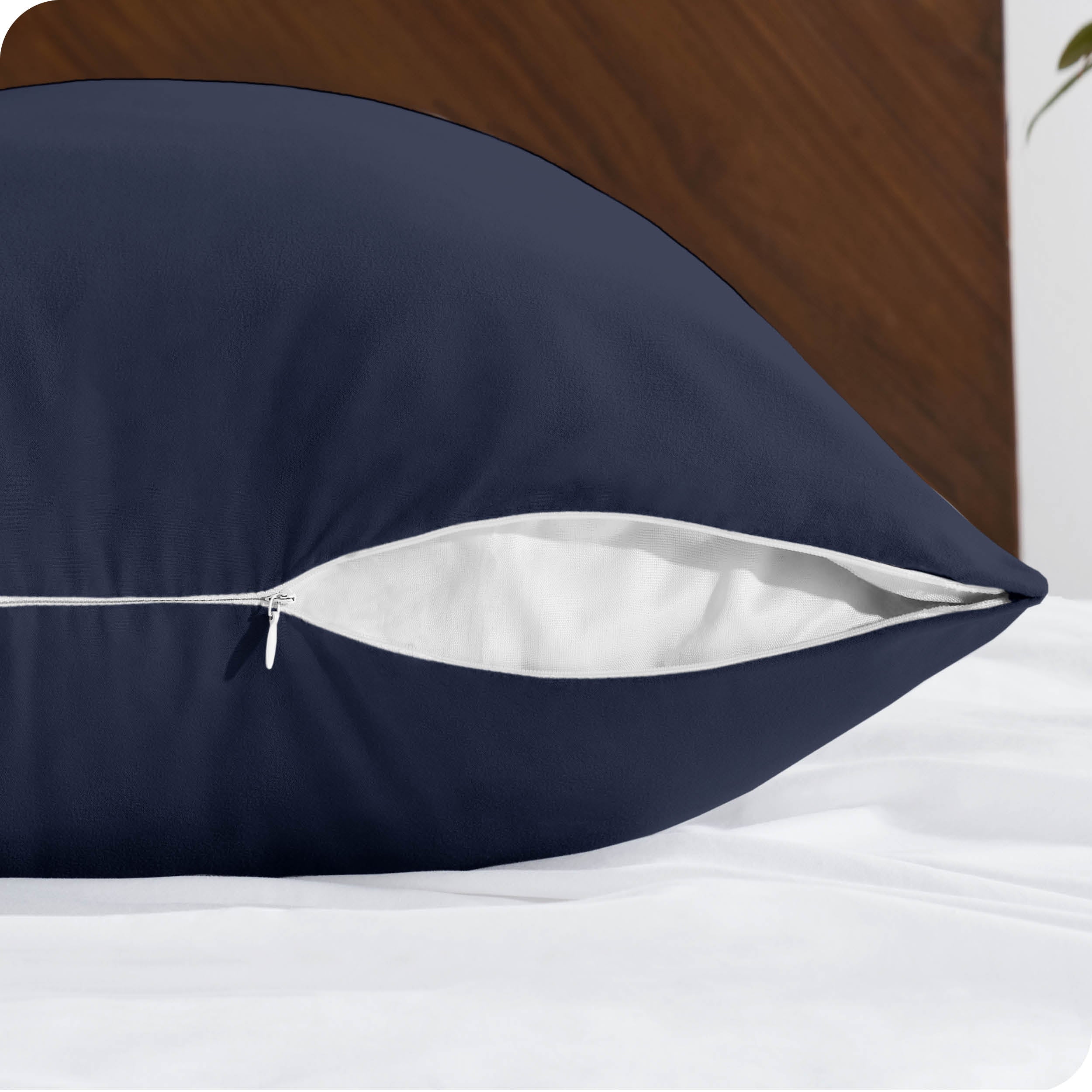 Close up of the zipper on a body pillow case