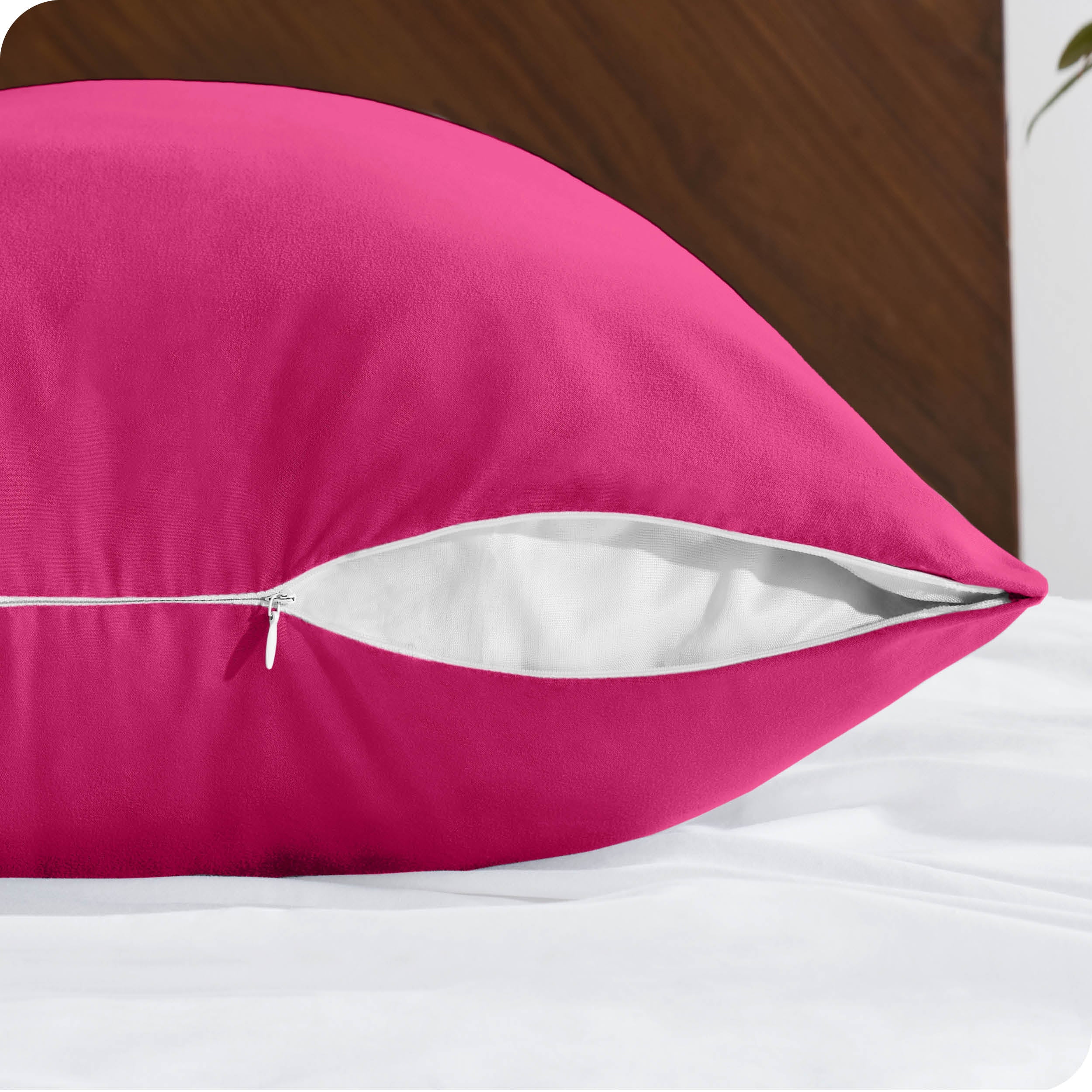 Close up of the zipper on a body pillow case