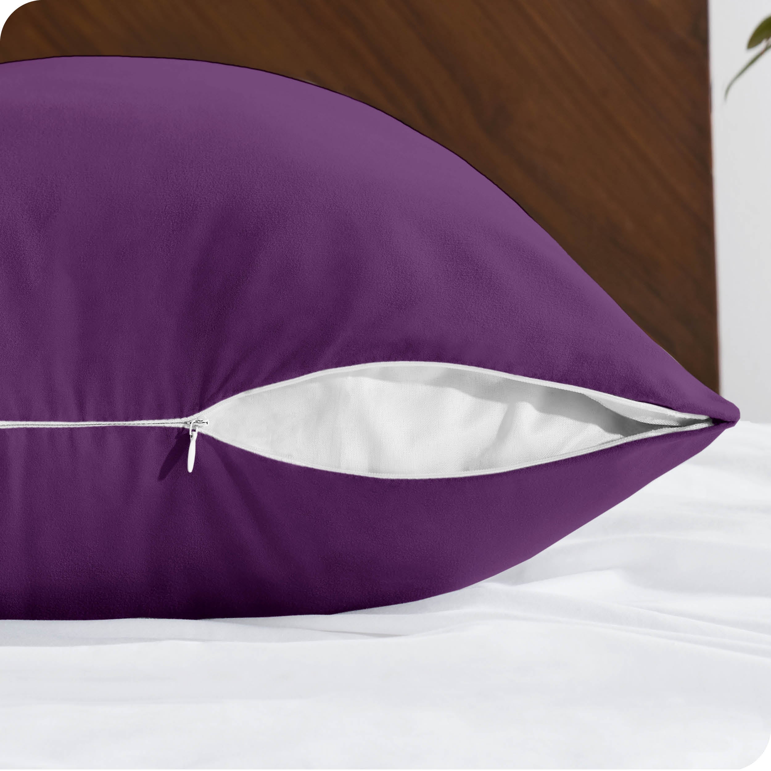 Close up of the zipper on a body pillow case