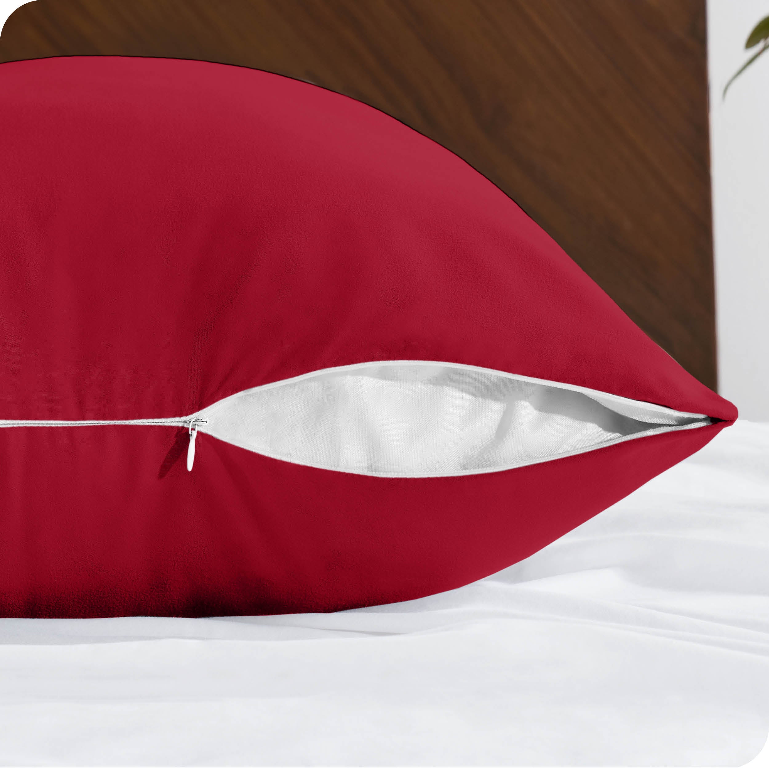 Close up of the zipper on a body pillow case
