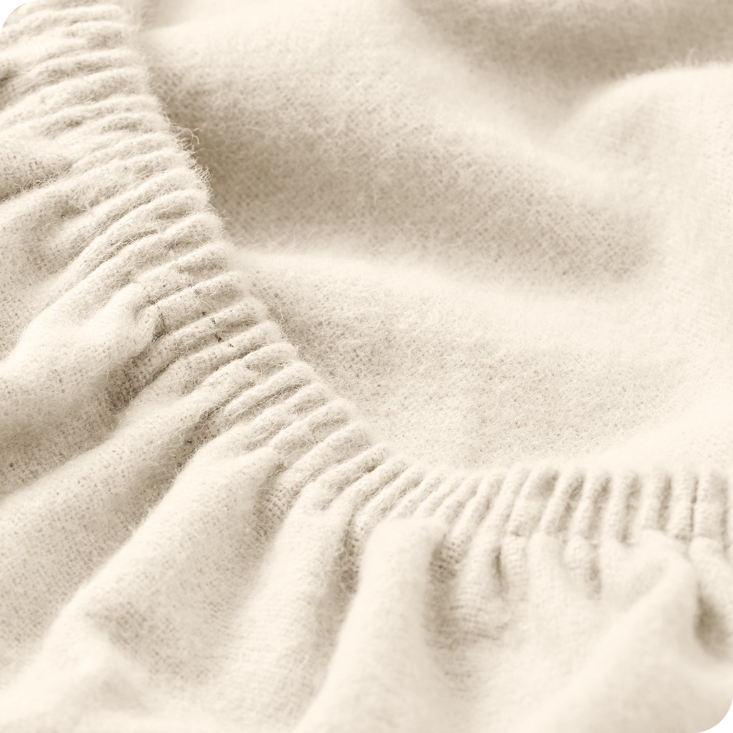 Close up of the elastic part of a fitted sheet