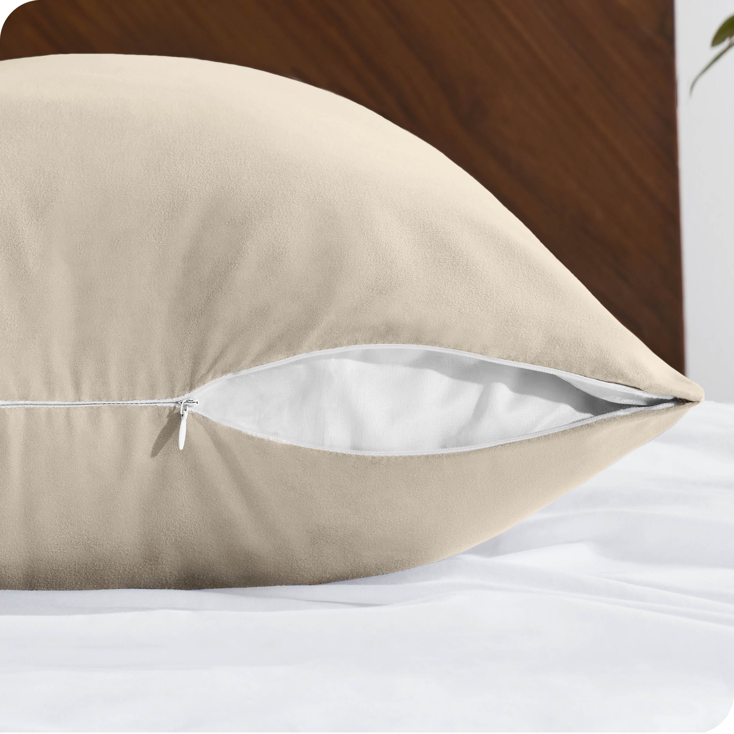 Close up of the zipper on a body pillow case