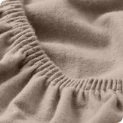 Close up of the elastic part of a fitted sheet
