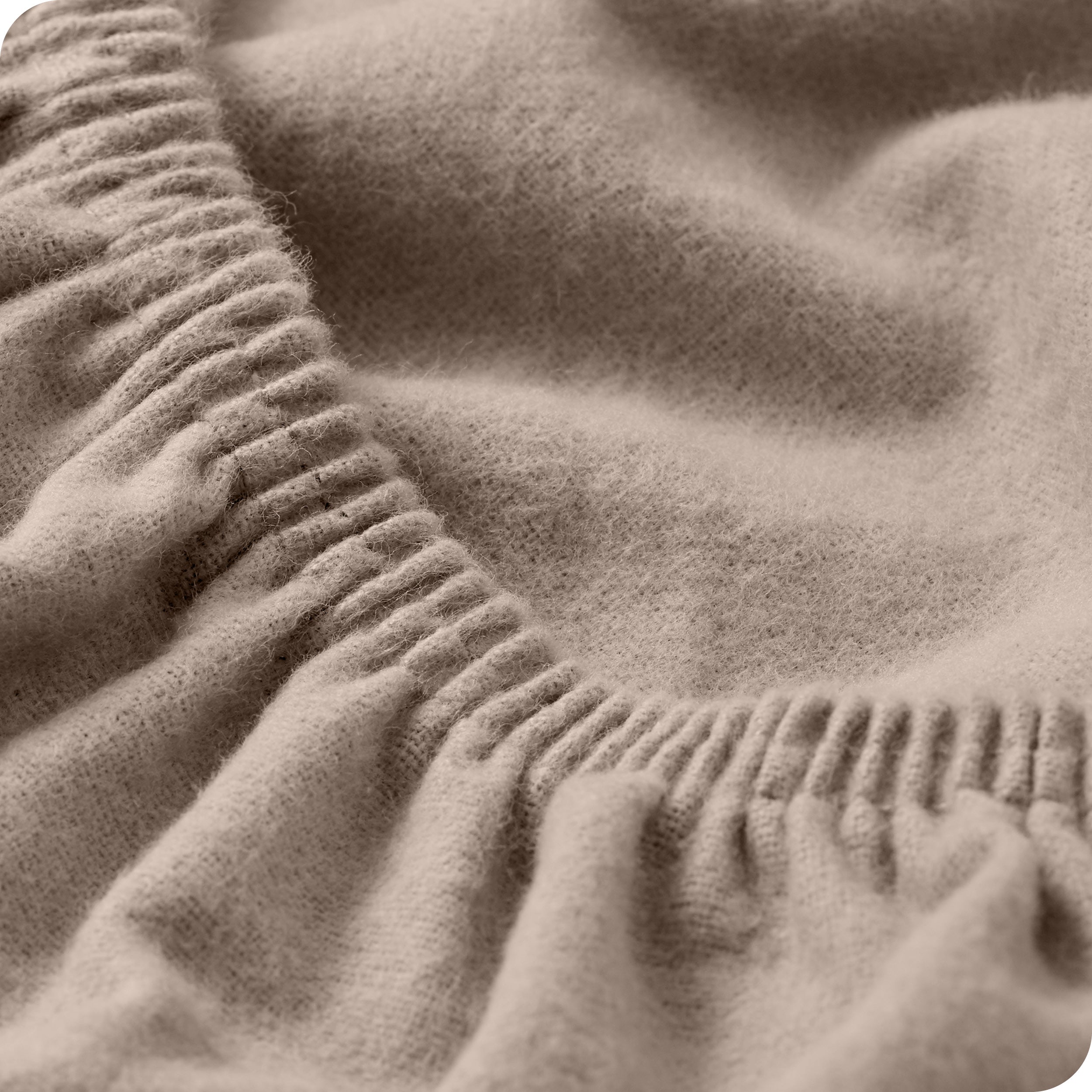 Close up of the elastic part of a fitted sheet