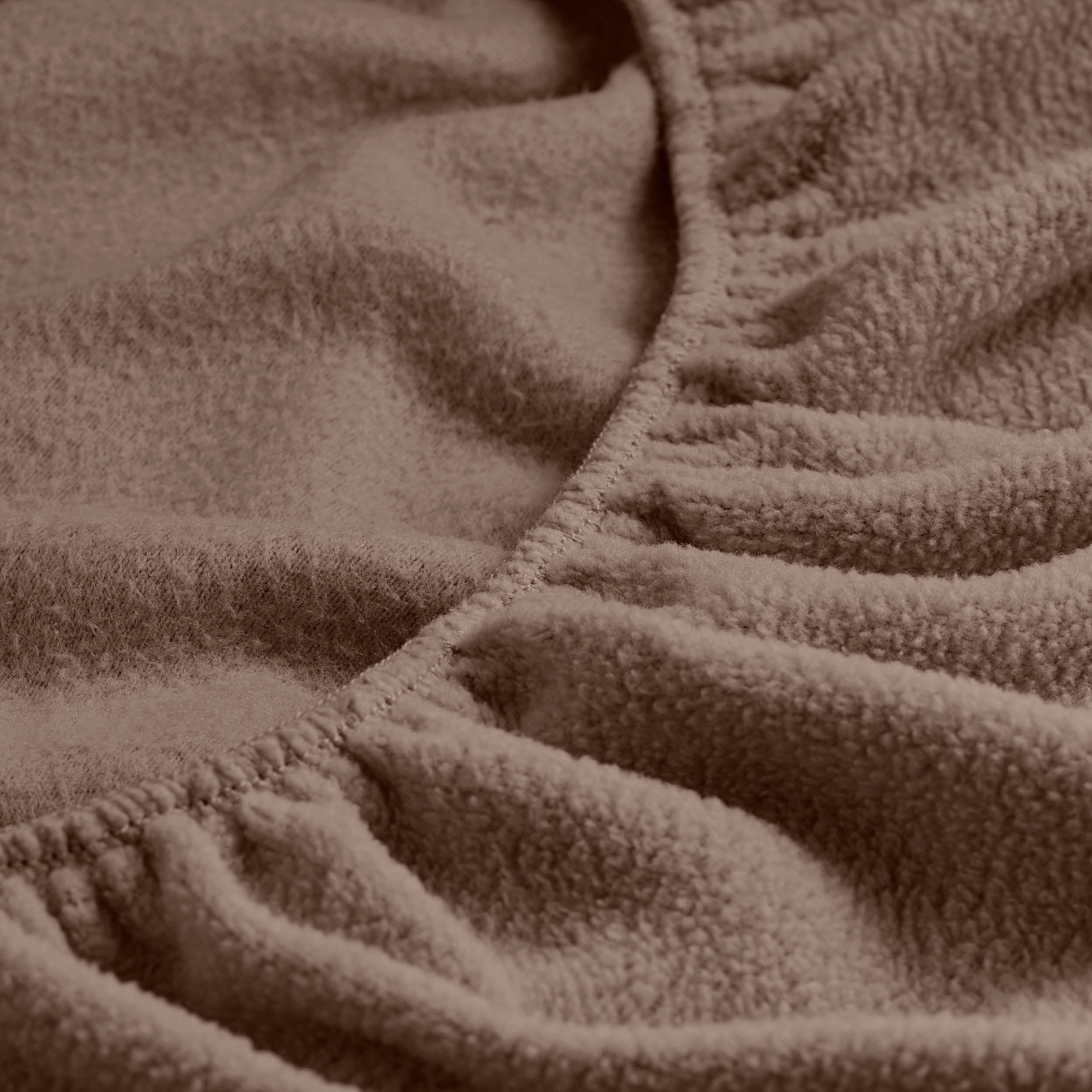 Close in view showing the elastic on the fitted sheet